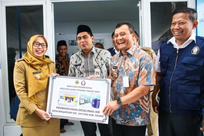 Gubernur Jateng Ahmad Luthfi bersama Bupati Demak Eisti’anah. (Foto : Sam)