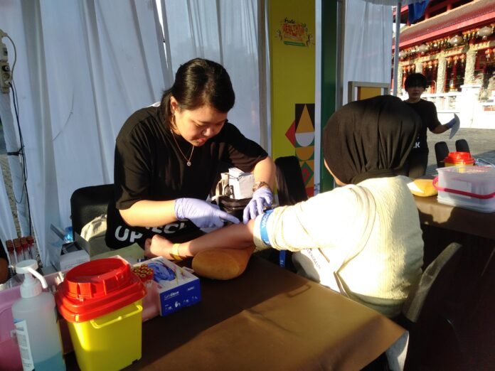 Pemeriksaan gratis di acara PT Prodia Widyahusada. (Foto : Dok JN)