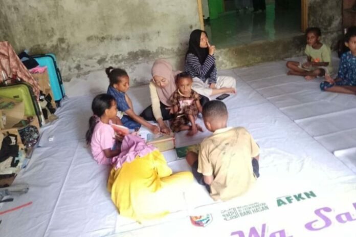 KKN UIN Walisongo Lapak Baca Sibobanirak Igaimanawas untuk meningkatkan literasi dan pendidikan anak-anak di Kampung Patipi Pasir, Kabupaten Fakfak, Papua Barat. (Foto : Dok UIN Walisongo