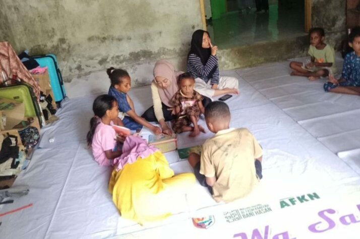 UIN Walisongo KKN UIN Walisongo Lapak Baca Sibobanirak Igaimanawas untuk meningkatkan literasi dan pendidikan anak-anak di Kampung Patipi Pasir, Kabupaten Fakfak, Papua Barat. (Foto : Dok UIN Walisongo