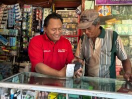 Agen Andi Juliarno di toko miliknya. (Foto : Dok Bank Mandiri)