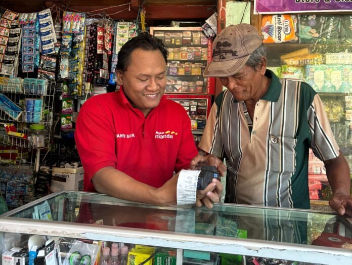 Agen Andi Juliarno di toko miliknya. (Foto : Dok Bank Mandiri)