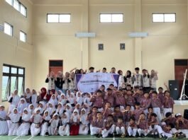 Foto bersama KKN dan siswa