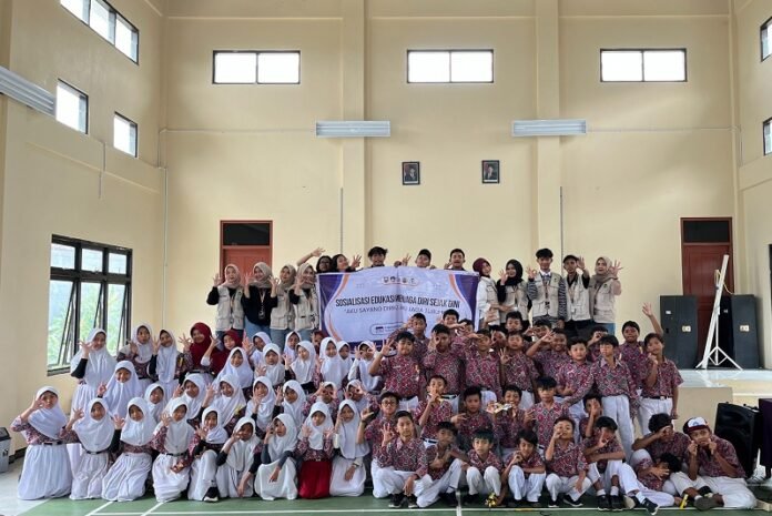 Foto bersama KKN dan siswa