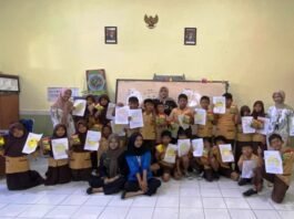 KKN UPGRIS Kelompok 31 foto bersama dengan siswa