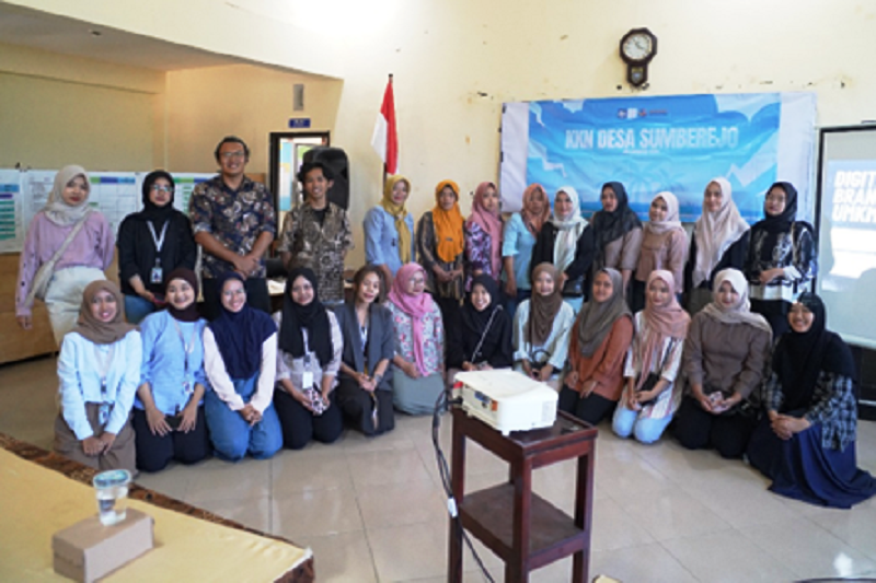 KKN UNS Mahasiswa KKN UNS saat pelaksanaan kegiatan Branding dan Digitalisasi UMKM