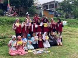 KKN Kelompok 31 UPGRIS berfoto bersama dengan anak-anak usai kegiatan Lapak Baca