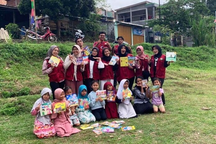 KKN Kelompok 31 UPGRIS berfoto bersama dengan anak-anak usai kegiatan Lapak Baca