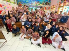 Foto bersama mahasiswa KKN UPGRIS bersama siswa di SDN Gedanganak 02, Kecamatan