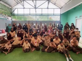 Mahasiswa KKN UPGRIS berfoto bersama