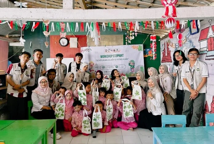 Foto bersama KKN UPGRIS bersama siswa TK Al-Madani