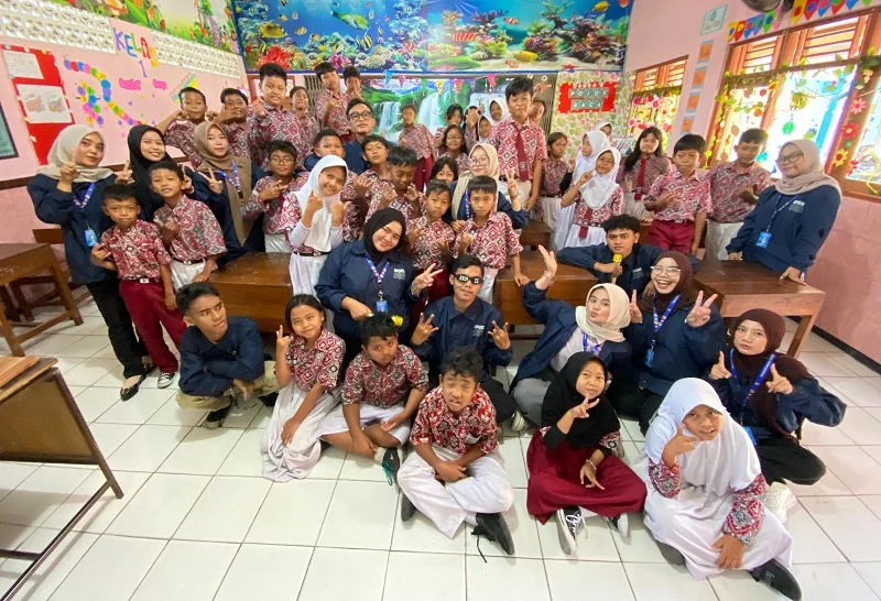 KKN UPGRIS Foto bersama mahasiswa KKN UPGRIS bersama siswa di SDN Gedanganak 02, Kecamatan