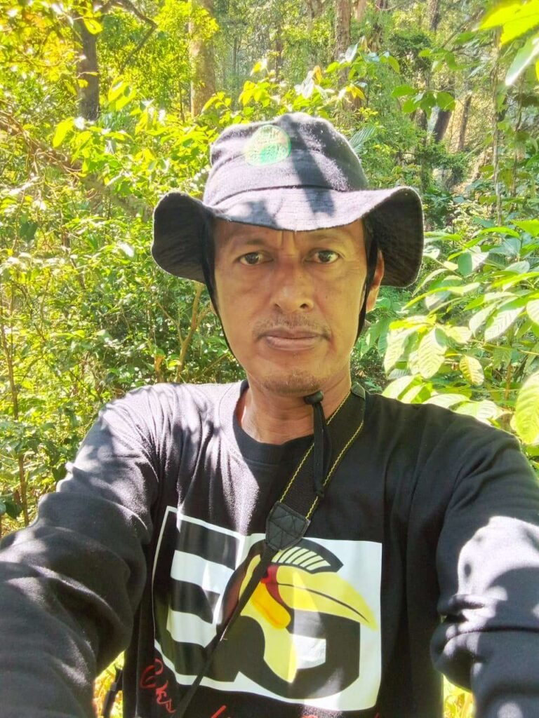 Kang Polo saat melakukan pengamatan satwa