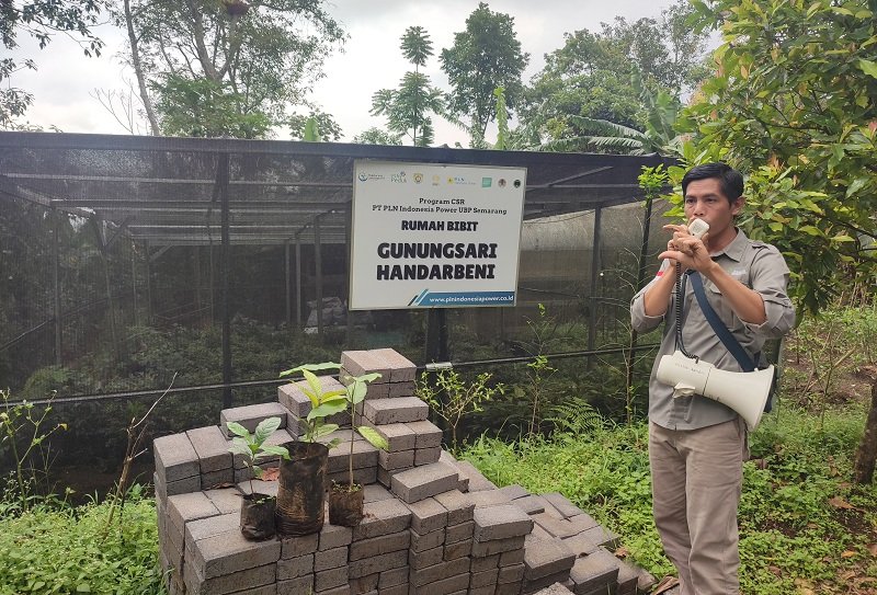 Ketua Pokdarwis Gunungsari Curug Lawe Secepit Kendal Wahyudi saat menerangkan Rumah Bibit Handarbeni