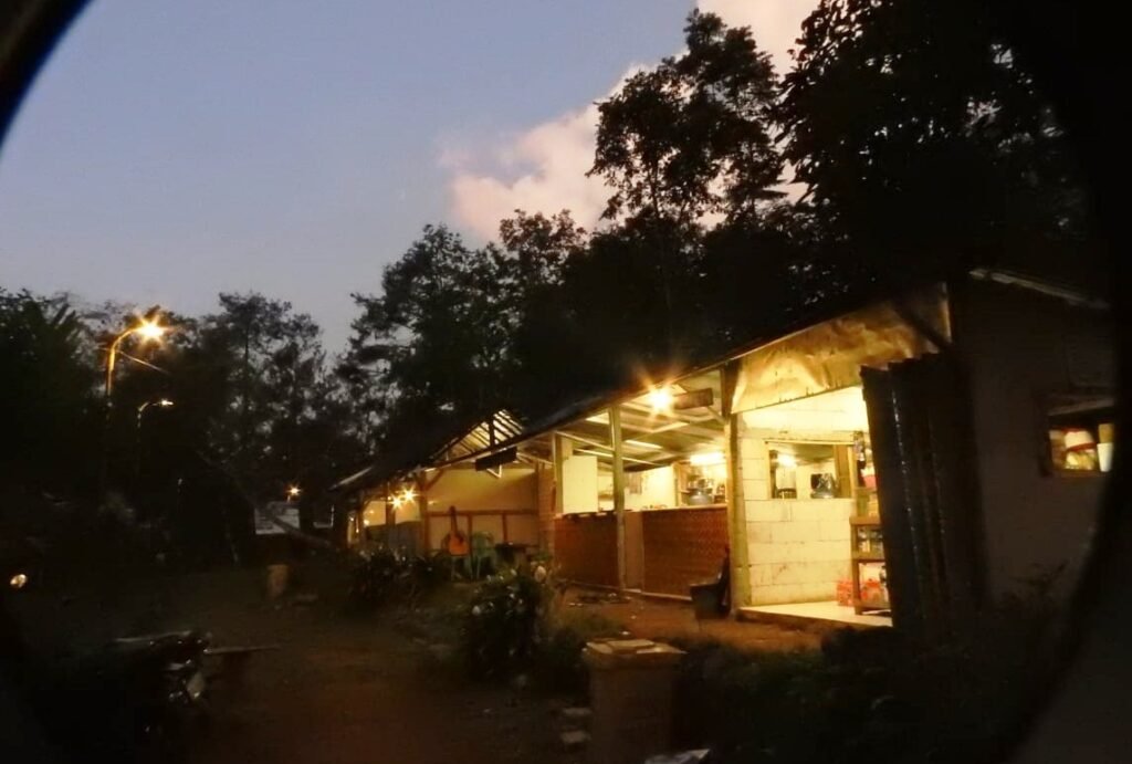 Suasana tampak terang saat menjelang malam hari di Kopi Pucu'e Kendal