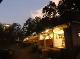 Suasana tampak terang saat menjelang malam hari di Kopi Pucu'e Kendal