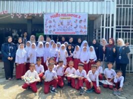 Foto bersama mahasiswa UPGRIS bersama siswa SDN Sidokumpul