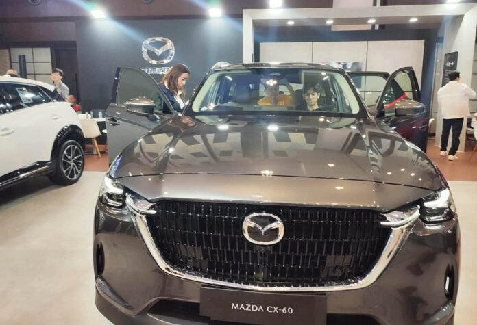 Beberapa pengunjung tengan mencoba The New Mazda CX-60 Sport