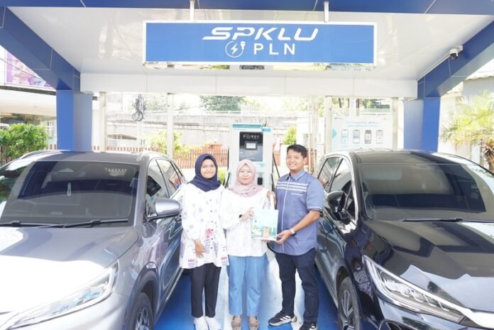 testimoni pelanggan yang telah merasakan manfaat layanan digital melalui aplikasi PLN Mobile.