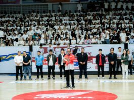 Wakil Walikota Semarang Iswar Aminuddin (tengah lapangan) memberikan sambutan dalam Opening Honda DBL Central Java North di GOR Sahabat Semarang (17/09/25). Pada kegiatan ini, Yogi Pradipta (kanan Bp Iswar) selaku Promotion Team Astra Motor Jateng. (Foto : Dok Honda)