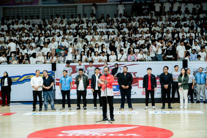 Wakil Walikota Semarang Iswar Aminuddin (tengah lapangan) memberikan sambutan dalam Opening Honda DBL Central Java North di GOR Sahabat Semarang (17/09/25). Pada kegiatan ini, Yogi Pradipta (kanan Bp Iswar) selaku Promotion Team Astra Motor Jateng. (Foto : Dok Honda)