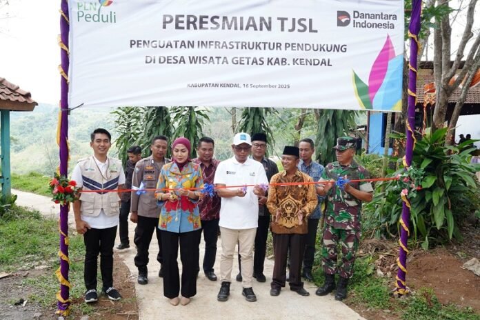 Bupati Kendal, Hj. Dyah Kartika Permanasari, S.E., M.M bersamaPrayudha Fasya Perdana selaku Manager Komunikasi dan TJSL meresmikan program TJSL di Kendal.