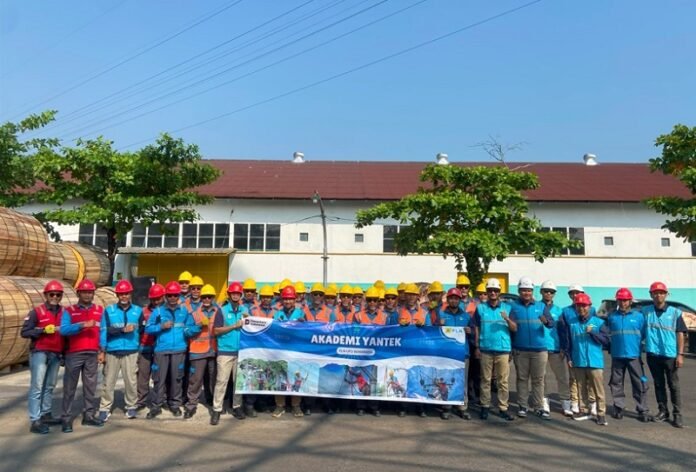 Personel PLN UP3 Semarang mengikuti kegiatan peningkatan keterampilan Yantek