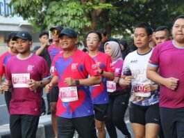 Gubernur Jawa Tengah, Ahmad Luthfi bersama peserta ikut memeriahkan gelaran Solo Run Fest 202