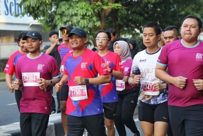 Gubernur Jawa Tengah, Ahmad Luthfi bersama peserta ikut memeriahkan gelaran Solo Run Fest 202