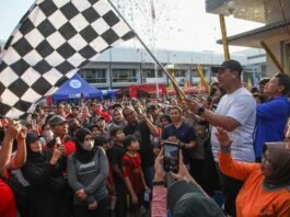 Wagub Taj Yasin saat membuka peserta jalan sehat