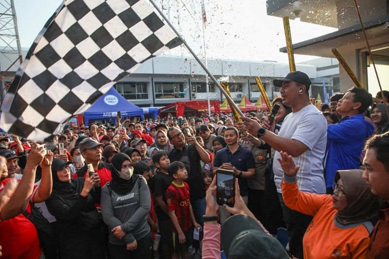 Wagub Taj Yasin Wagub Taj Yasin saat membuka peserta jalan sehat