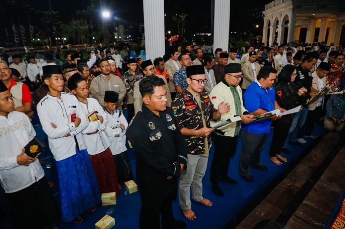 Organisasi Kepemudaan Lintas Iman Jateng ketika deklarasi kedamaian dan doa lintas agama di Wisma Perdamaian Semarang Minggu (31/8/2025) malam
