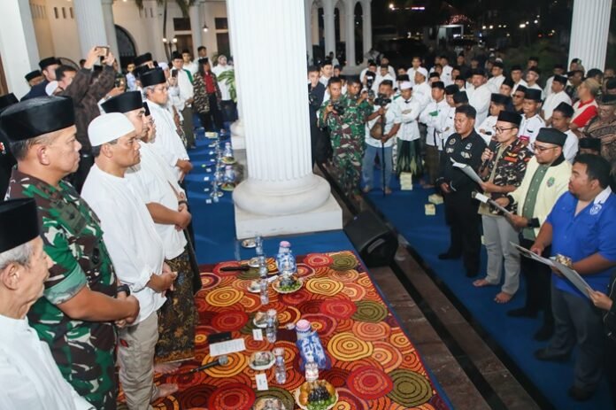 Gubernur Jateng Ahmad Luthfi dan organisasi pemuda di acara “Istighotsah dan Doa Bersama, Dari Jateng untuk Indonesia” di Wisma Perdamaian Semarang Minggu