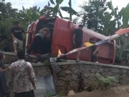 Minibus terguling di Karanganyar