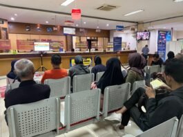 Warga Semarang ketika membayar pajak di Samsat Semarang II