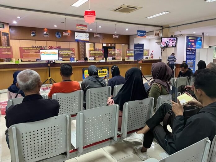 Warga Semarang ketika membayar pajak di Samsat Semarang II