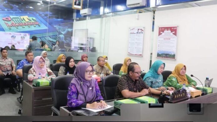 Bupati Karanganyar Rober Christanto memaparkan inovasi Sedap Betul Jamuku dihapan dewan juri, Selasa (2/9/2025).