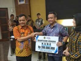 Gubernur Jateng Ahmad Luthfi ketika memberikan bantuan keuangan ke Wali Kota Pekalongan