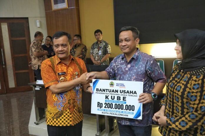 Gubernur Jateng Ahmad Luthfi ketika memberikan bantuan keuangan ke Wali Kota Pekalongan