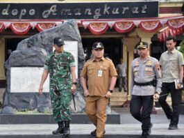 Bupati Tegal ketika pimpin apel sinergitas tiga pilar