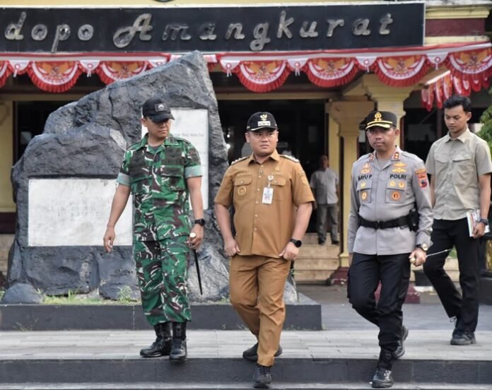 Bupati Tegal ketika pimpin apel sinergitas tiga pilar