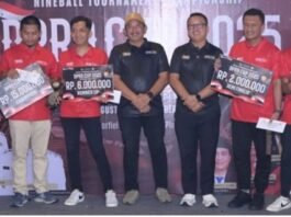 Bupati Karanganyar Rober Christanto dan Wakil Bupati Adhe Eliana menyerahkan hadiah kepada juara pertama Turnamen Biliar DPRD Cup Karanganyar