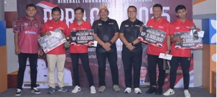 Bupati Karanganyar Rober Christanto dan Wakil Bupati Adhe Eliana menyerahkan hadiah kepada juara pertama Turnamen Biliar DPRD Cup Karanganyar