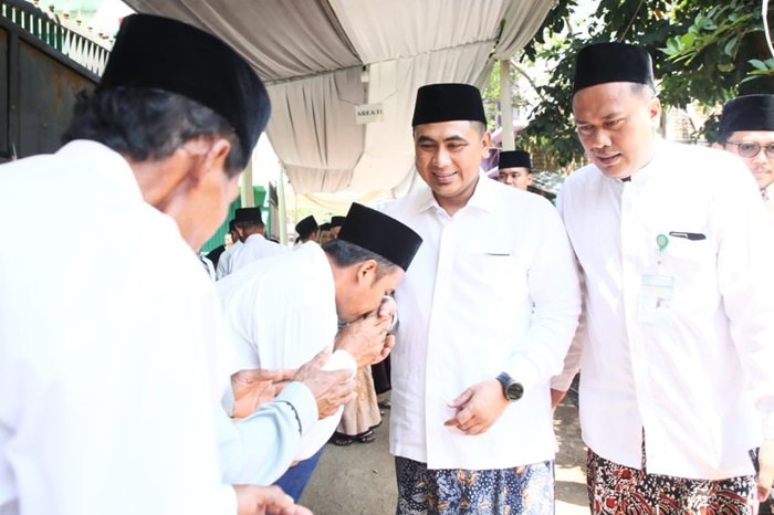 WhatsApp Image 2025-09-04 at 12.41.50 Wakil Gubernur Jateng Taj Yasin Maimoen ketika hadir di acara Majlis Dzikir dan Manakib ke-21 Jamiyyah Manakib Jawahirul Ma’ani di Pondok Pesantren Ar Roudloh, Limpung, Kabupaten Batang