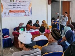 Warga Desa Kragilan ketika menunggu periksa kesehatan gratis Speling Pemprov Jateng
