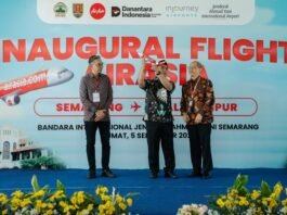 Wakil Gubernur Jateng Taj Yasin Maimoen ketika melepas penerbangan internasional perdana rute Semarang – Kuala Lumpur dari Bandara Internasional Jenderal Ahmad Yani