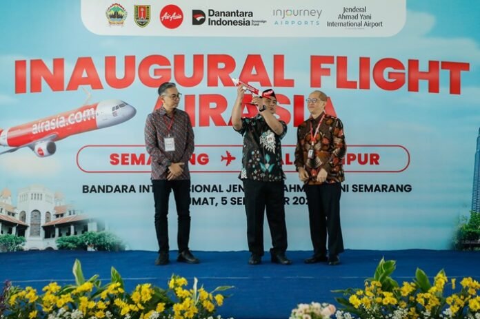 Wakil Gubernur Jateng Taj Yasin Maimoen ketika melepas penerbangan internasional perdana rute Semarang – Kuala Lumpur dari Bandara Internasional Jenderal Ahmad Yani