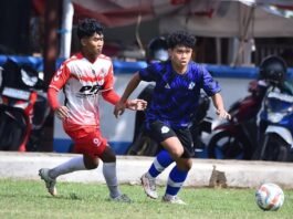 Pemain Persika Karanganyar (biru) ketika uji coba vs Pandawa Football Academy Sukoharjo.