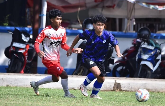 Pemain Persika Karanganyar (biru) ketika uji coba vs Pandawa Football Academy Sukoharjo.