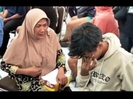 Salah satu orang tua menangis usai dipertemukan anaknya